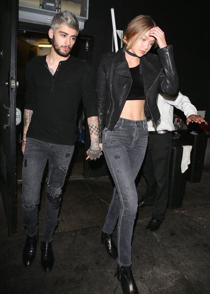 El cantante Zayn Malik y la modelo Gigi Hadid paseando por Los Ángeles, con ropa a juego, en noviembre de 2015.