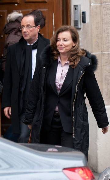 Valérie Trierweiler y François Hollande, en París en febrero de 2012.