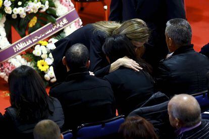 El funeral es oficiado por el obispo de Cartagena, José Manuel Lorca, junto a numerosos sacerdotes de toda la zona, y desde primera hora de la mañana centenares de personas llenan el pabellón en el que se desarrolla la ceremonia. En la imagen, la reina Letizia abraza a un familiar.