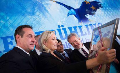 El l&iacute;der del FP&Ouml;, Heinz Christian Strache, y la dirigente del Frente Nacional, Marine Le Pen, este viernes en Viena.