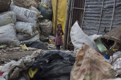 Un niño cerca de un vertedero a las afueras de Gauhati.