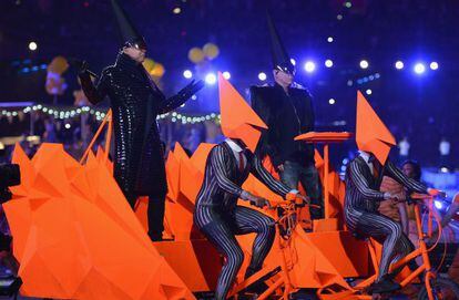 Pet Shop Boys en su aparición en la ceremonia de clausura de los JJ. OO. de Londres.