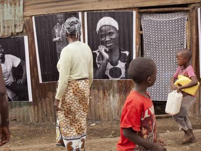 Exposici&oacute;n callejera &#039;A trav&eacute;s de tus ojos&#039;, en Nairobi, surgida como resultado de un taller de fot&oacute;grafa espa&ntilde;ola Patricia Esteve para conmemorar el D&iacute;a de la Mujer.