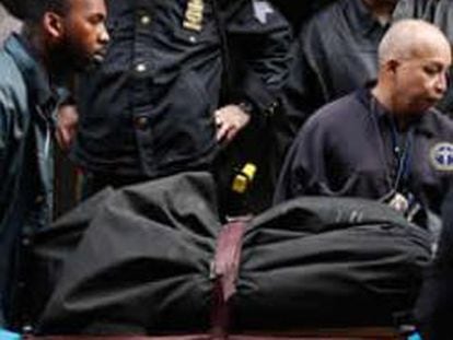 La Policia retira el cuerpo de Mark Madoff