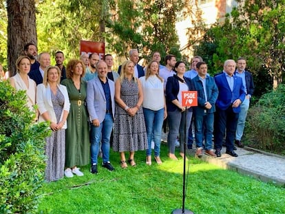 Los secretarios provinciales del PSOE muestran su apoyo a Pedro Sánchez en un acto en la Escuela Julián Besteiro de la UGT, en Madrid, este domingo.