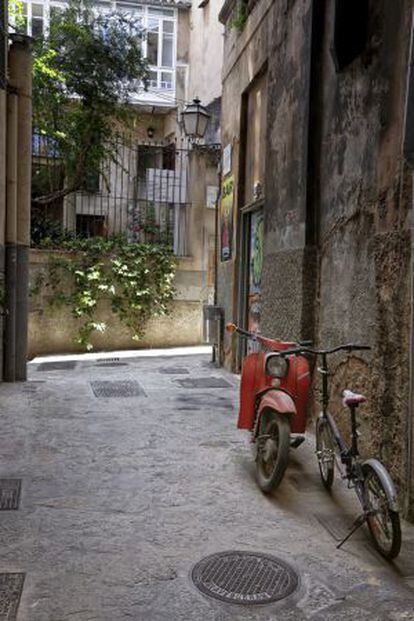 Un callejón que sale a la laberíntica cuesta Sa Pols, en el casco antiguo de Palma.
