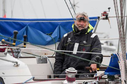 El navegante francés Jean-Luc van den Heede, a bordo del 'Matmut', cruza la líenea de meta de Les Sables d'Olonne.
