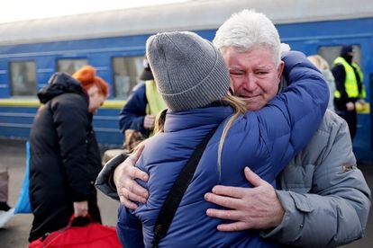 Refugiados ucranios llegan a la estación de tren de Slawkow (Polonia). Ucrania ha acusado este sábado a Rusia de no respetar el alto el fuego de cinco horas pactado para abrir dos corredores humanitarios en las ciudades de Mariupol y Volnovaja.