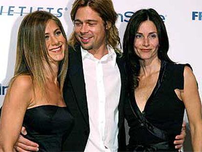 Brad Pitt con Jennifer Aniston y Courtney Cox