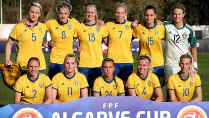 La selección sueca de fútbol femenino, antes de iniciar un partido. 
 