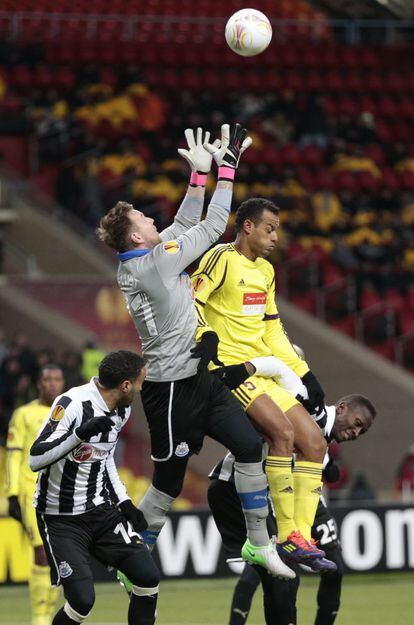 El jugador del Anzhi Joao Carlos choca con el portero del Newcastle Rob Elliot.