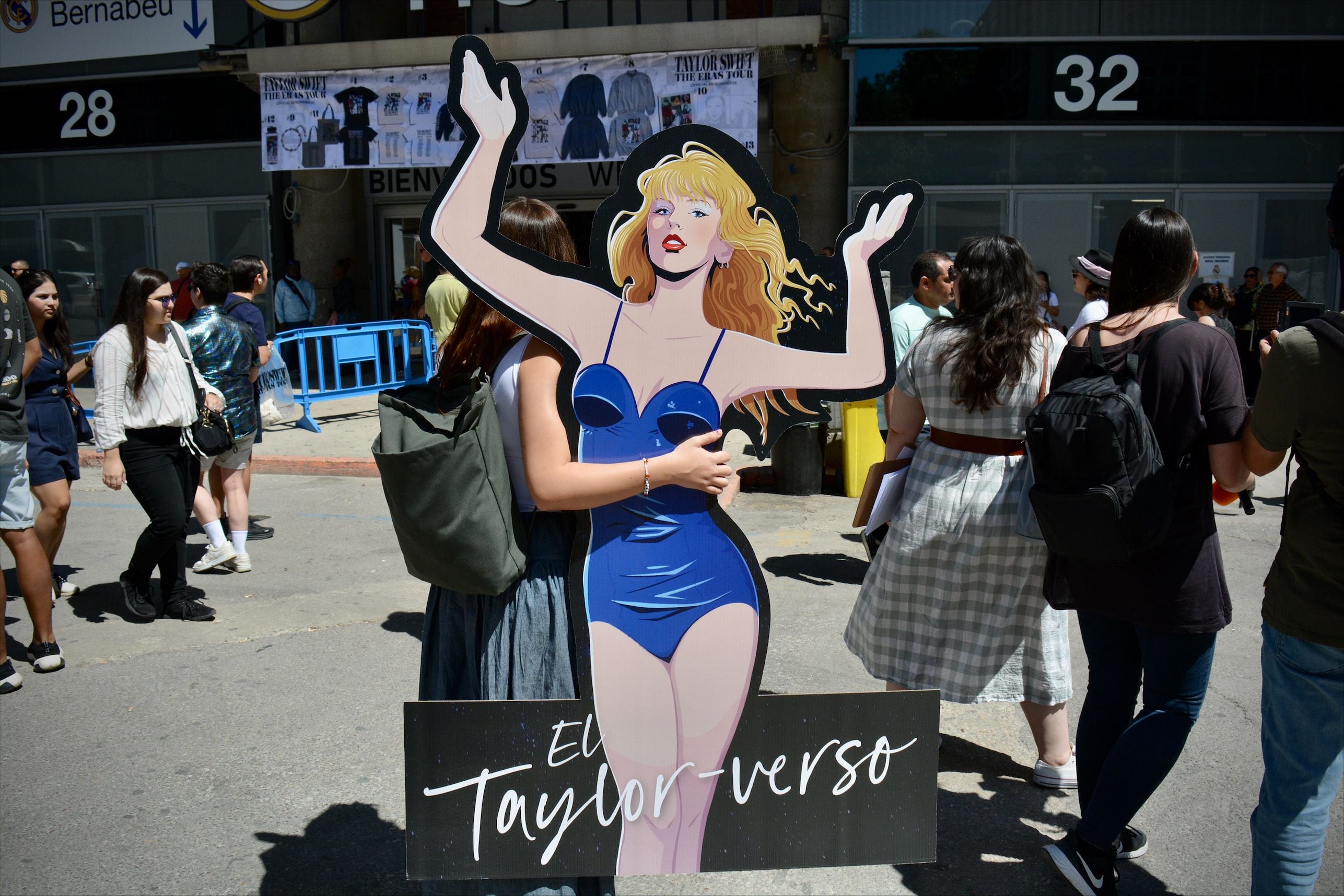 Un recorte a escala con la figura de Taylor Swift frente al Santiago Bernabéu en la previa del concierto en Madrid.