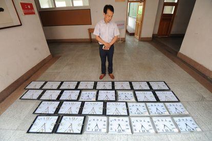 Un empleado comprueba la calibración de los relojes para el examen anual de acceso a la universidad, el 5 de junio del 2017, en Qingdao, provincia de Shandong.