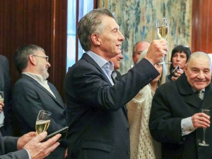 El presidente Mauricio Macri brinda hoy con la prensa acreditada en la Casa Rosada en el día del Periodista.