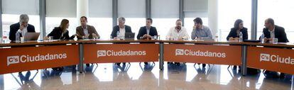 A la derecha, Fran Hervías, Susana Gaspar y Luis Fuentes, este lunes en la Ejecutiva de Ciudadanos.