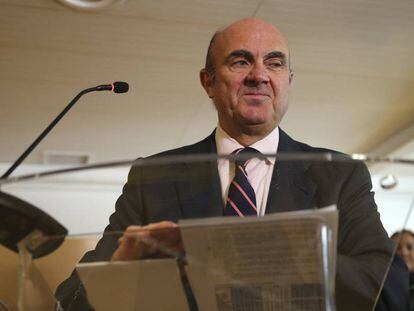 Luis de Guindos durante una rueda de prensa en el Ministerio de Econom&rsquo;a en Madrid.