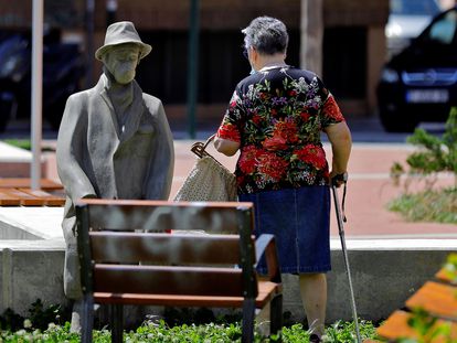Una mujer observa una escultura en Benimamet, una pedanía de Valencia, en recuerdo a los fallecidos por la covid-19.