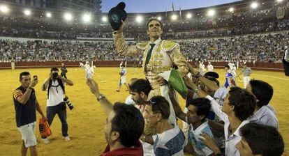 El diestro Jose Tomas sale a hombros durante la corrida en La Malagueta.