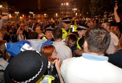 La policía detiene a un partidario del sí después de subir a un momumento en Glasgow, Escocia.