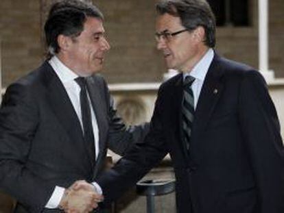El presidente de Catalu&ntilde;a, Artur Mas, saluda en el Palau de la Generalitat, a su hom&oacute;logo madrile&ntilde;o, Ignacio Gonz&aacute;lez. 