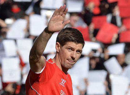 Gerrard saluda a su afición.