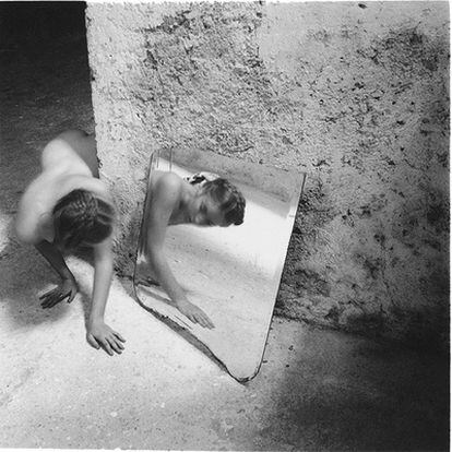 Francesca Woodman nació en 1958 y se suicidó a los 22 años, tras una depresión. Su legado artístico se compone de unas 800 fotografías a pesar de su corta vida.