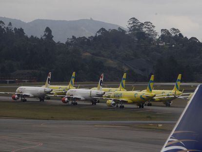 Una flota de aviones de Viva Air en el Aeropuerto Internacional José María Córdova en Rionegro (Colombia).