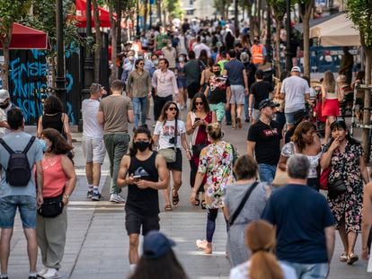 Decenas de personas, en una calle del centro de Madrid, en junio de 2021.