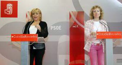 La vicesecretaria general del PSOE, Elena Valenciano (i), junto a la líder de los socialistas cántabros, Rosa Eva Díaz Tezanos, durante la rueda de prensa que ofreció hoy en Santander para analizar las políticas de educación del Gobierno del PP.