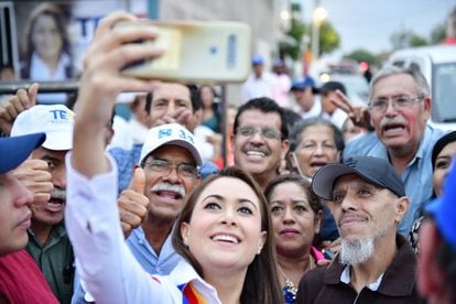 La candidata del Partido Acción Nacional y la coalición Va por México, Maria Teresa Jiménez, se saca una selfi en un acto de campaña.