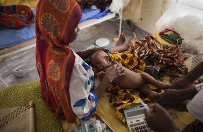 Una mujer con su hija en el hospital de N&#039;Gouri, en Chad.