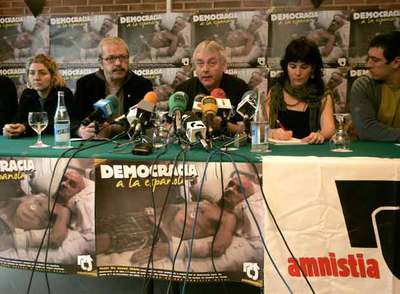 El portavoz de Askatasuna, Juan Mari Olano (segundo por la izquierda), junto al ex preso del IRA Big Mac Farland (centro), ayer en San Sebastián.