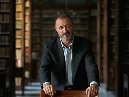 El escritor Arturo Pérez-Reverte, en la biblioteca de la Real Academia de la Lengua, en 2016.