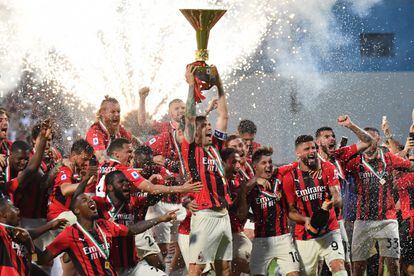 Los jugadores del Milan celebran el título de la Serie A conseguido la temporada pasada.