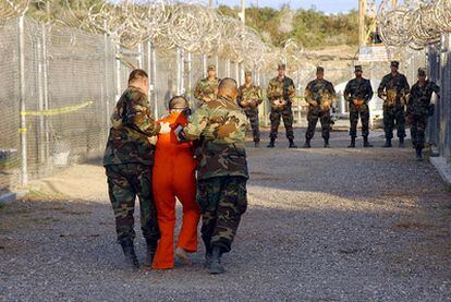 Marines de EE UU vigilan a los presos talibanes y de Al ?Qaeda en la base de Guantánamo, imágen de archivo de 2002.