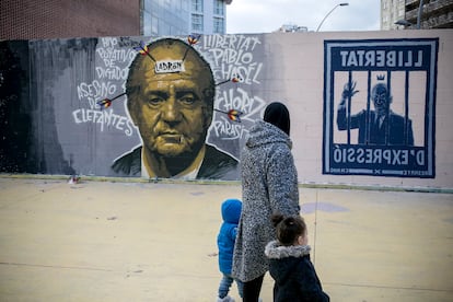 Una pintada contra Juan Carlos I, el pasado mes de febrero en Barcelona.