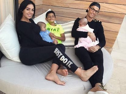 Cristiano Ronaldo, con su novia Georgina Rodríguez y sus hijos.