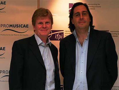 De izquierda a derecha, John Kennedy, presidente de la IFPI, y Antonio Guisasola, presidente de Promusicae.