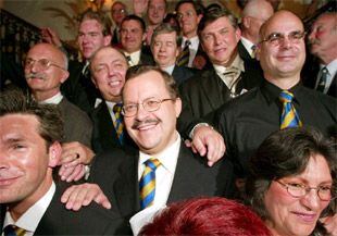 Mat Herben, en el centro con gafas y bigote, el nuevo presidente de la Lista Pim Fortuyn.