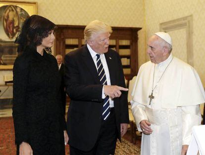 El president d'EUA, Donald Trump, i la seva dona, Melania, es reuneixen amb el papa Francisco.