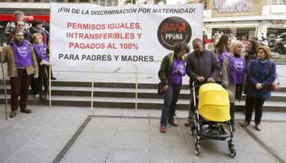 Miembros de Ppiina con una pancarta a favor de los permisos de paternidad igualitarios, este martes en Madrid.