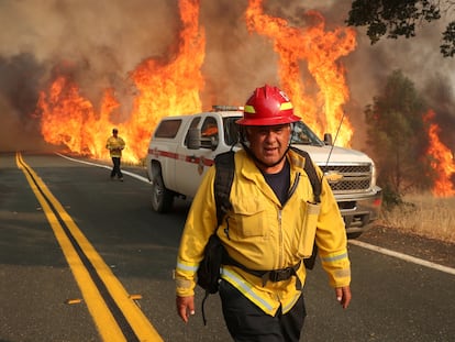 Un bombero en el condado de Lake (California) supervisa el incendio forestal.