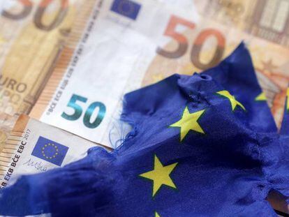 Bandera europea con billetes de euro.