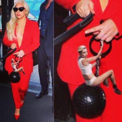 La diva del pop también arriesga con sus complementos: este bolso imitando a Miley Cyrus en el vídeoclip de 'Wrecking Ball' lo lució en febrero de 2015. 