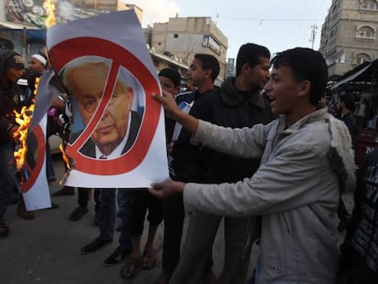 Unos palestinos queman fotos de Ariel Sharon en la franja de Gaza este sábado.