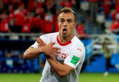Shaqiri celebra el gol de la victoria ante Serbia con el gesto del águila.