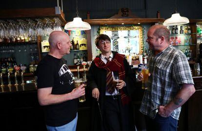 Luke Williams (centro), imitador profesional de Harry Potter, disfruta de una cerveza en un pub en Londres. Williams ha sido imitador profesional del personaje durante 15 años, lo que le ha llevado a viajar alrededor del mundo, a fiestas, lanzamientos de libros y esoectáculos.