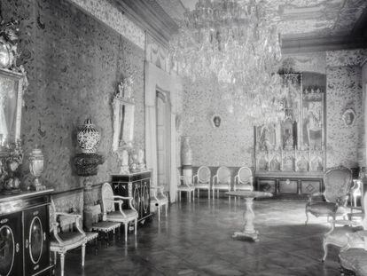 Foto del 1934 on s'observa, al fons, el retaule col·locat al saló del Palau Moxó.