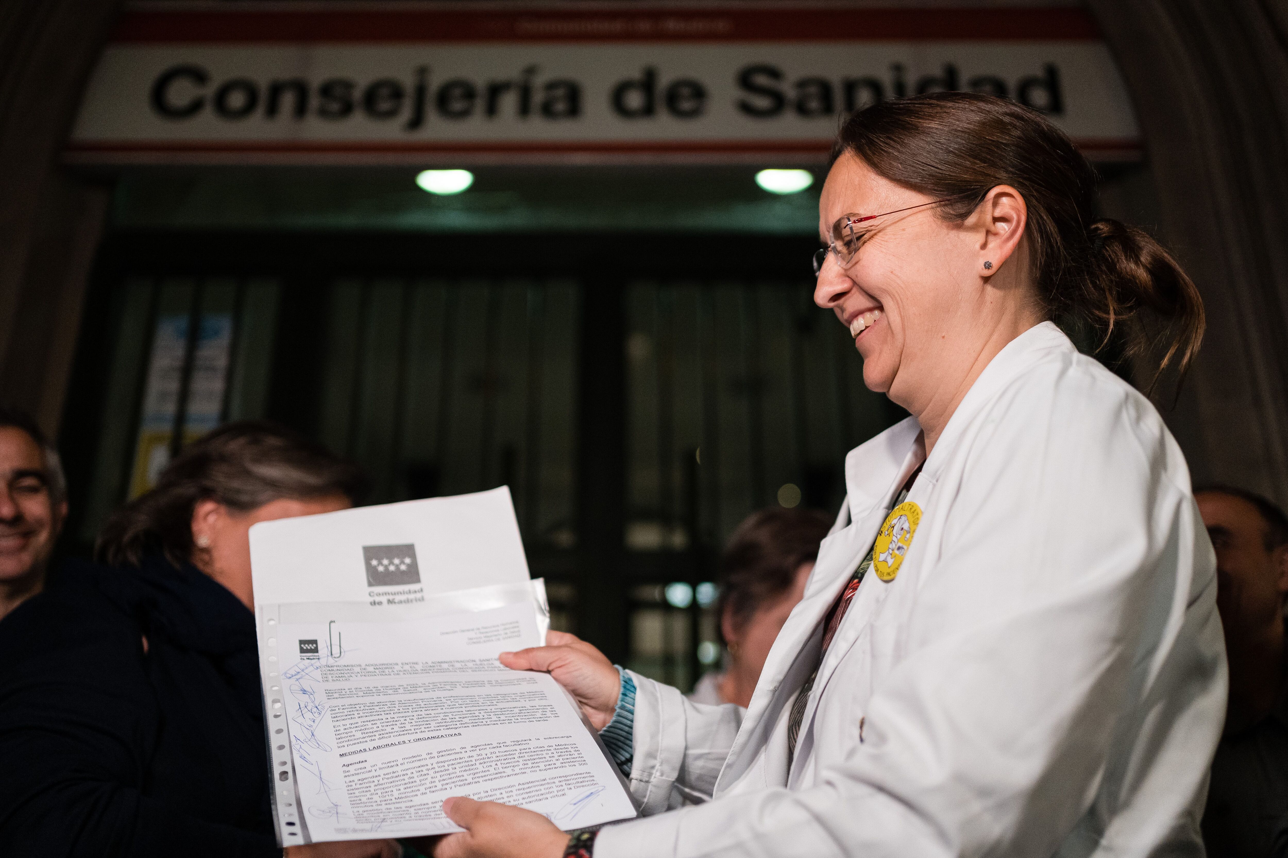 La secretaria general de Amyts, Ángela Hernández, con el acuerdo que puso fin a una huelga en atención primaria. 