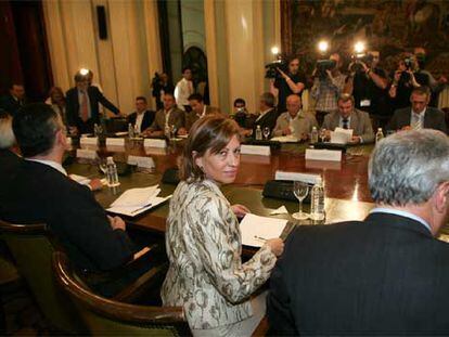 Elena Espinosa, con otros representantes de Agricultura y de las cofradías al inicio de la reunión de ayer.